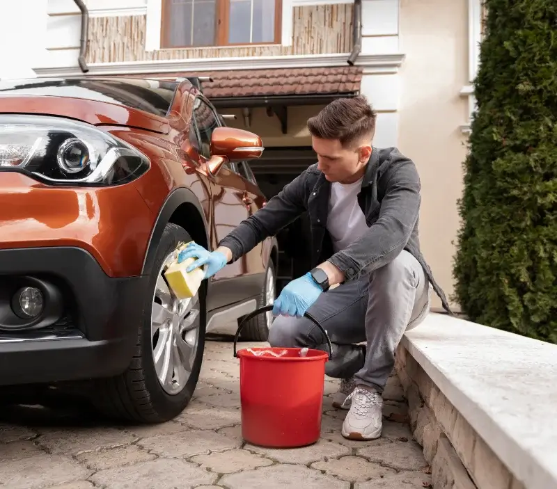 Lavage auto à domicile Murat-sur-Vèbre : professionnel intervenant sur un véhicule